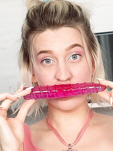 cutie hides sex pics